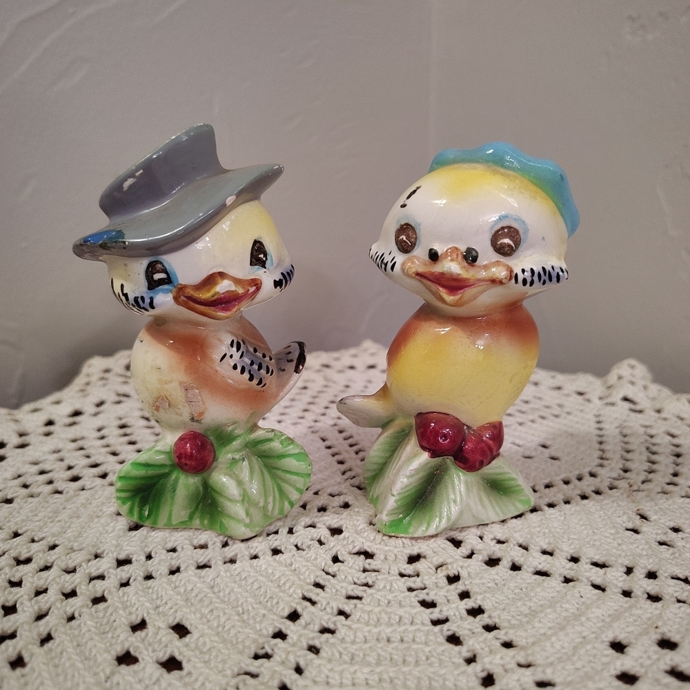 Vintage Ceramic Yellow Chicks Couple Salt and Pepper Shakers Japan